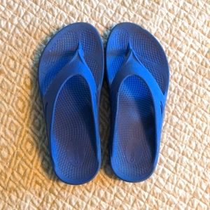 Lightly worn oofos recovery sandals